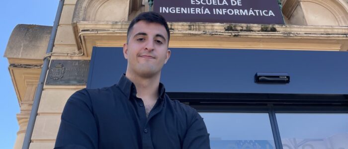Imágen de Guillermo Dylan Carvajal Aza frente a la escuela de Ingeniería Informática de la Universidad de Oviedo